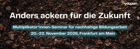 Banner mit dunkler Erde als Hintergrund. Text: "Anders ackern für die Zukunft – Multiplikator*innen-Seminar für nachhaltige Bildungsarbeit, 20.–22. November 2026, Frankfurt am Main". Oben rechts das Logo von youpan.