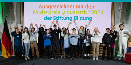 Ein Gruppenfoto mit jungen Menschen von der Preisverleihung des Förderpreises „youstartN“ 2023